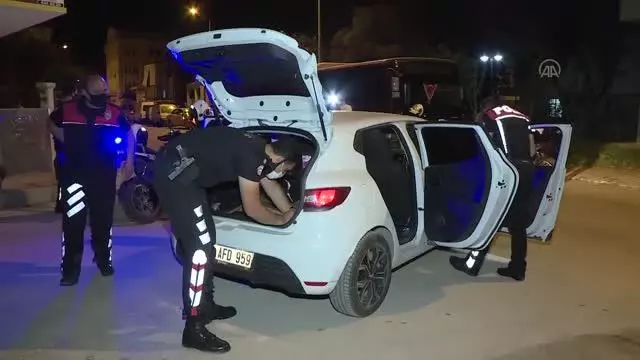 Son dakika haberleri | Dur ihtarına uymayarak polisten kaçan araçtaki 2 kişiye 11 bin lira ceza kesildi Son dakika haberleri | Dur ihtarına uymayarak polisten kaçan araçtaki 2 kişiye 11 bin lira ceza kesildi