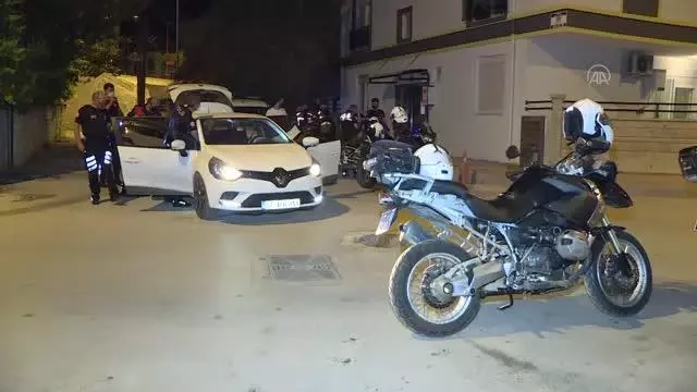 Son dakika haberleri | Dur ihtarına uymayarak polisten kaçan araçtaki 2 kişiye 11 bin lira ceza kesildi Son dakika haberleri | Dur ihtarına uymayarak polisten kaçan araçtaki 2 kişiye 11 bin lira ceza kesildi