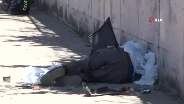 Ecel kaldırımdaki duvarın gölgesinde otururken yakaladı Ecel kaldırımdaki duvarın gölgesinde otururken yakaladı