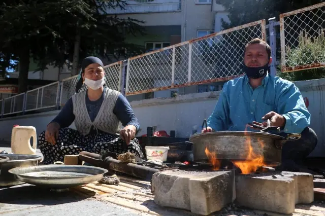 - Ekmek parası için ateş başında ter döküyorlar - Ekmek parası için ateş başında ter döküyorlar