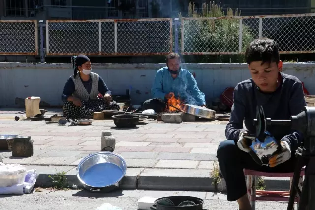 - Ekmek parası için ateş başında ter döküyorlar - Ekmek parası için ateş başında ter döküyorlar