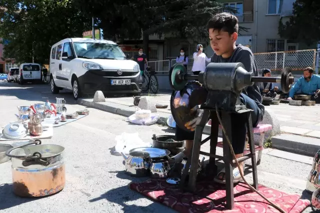- Ekmek parası için ateş başında ter döküyorlar - Ekmek parası için ateş başında ter döküyorlar