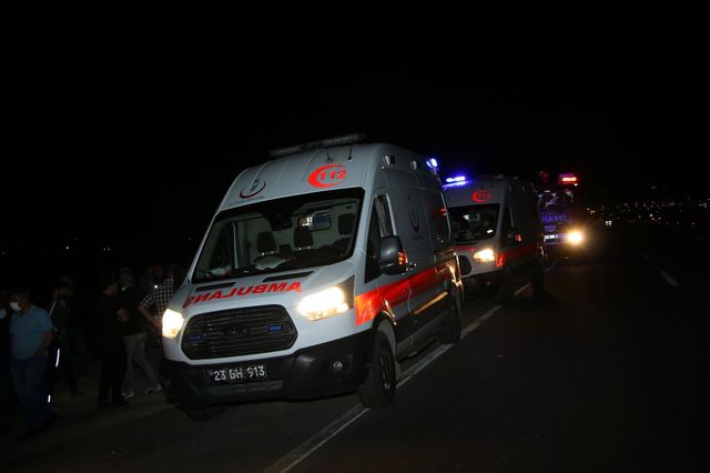 Elazığ'da çarpışan araçlar şarampole yuvarlandı: 2'si ağır 5 yaralı Elazığ'da çarpışan araçlar şarampole yuvarlandı: 2'si ağır 5 yaralı