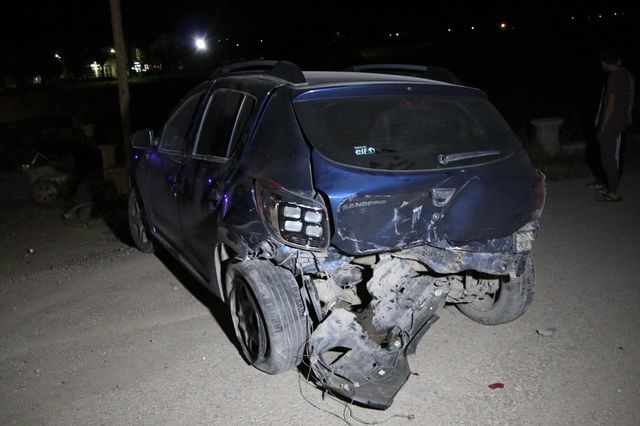 Elazığ'da çarpışan araçlar şarampole yuvarlandı: 2'si ağır 5 yaralı Elazığ'da çarpışan araçlar şarampole yuvarlandı: 2'si ağır 5 yaralı