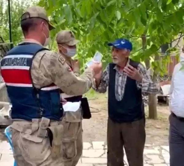 Emekli maaşı çalındı, jandarma aynı gün bulup teslim etti Emekli maaşı çalındı, jandarma aynı gün bulup teslim etti