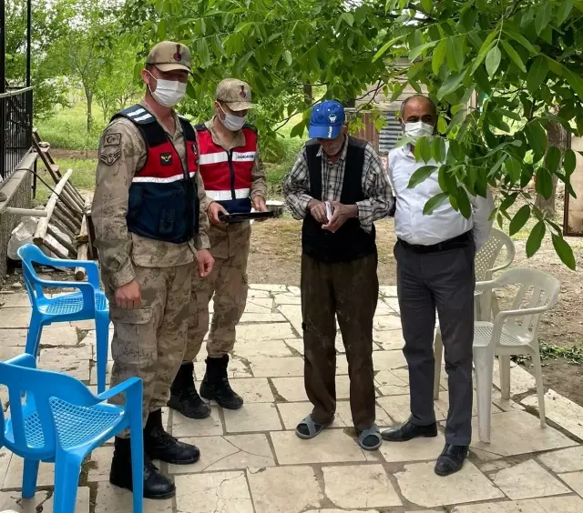 Emekli maaşı çalındı, jandarma aynı gün bulup teslim etti Emekli maaşı çalındı, jandarma aynı gün bulup teslim etti