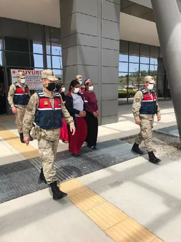 EMEKLİ MAAŞINI ÇALAN KADINLARI YAKALAYAN JANDARMAYA HARÇLIK VERMEK İSTEDİ EMEKLİ MAAŞINI ÇALAN KADINLARI YAKALAYAN JANDARMAYA HARÇLIK VERMEK İSTEDİ