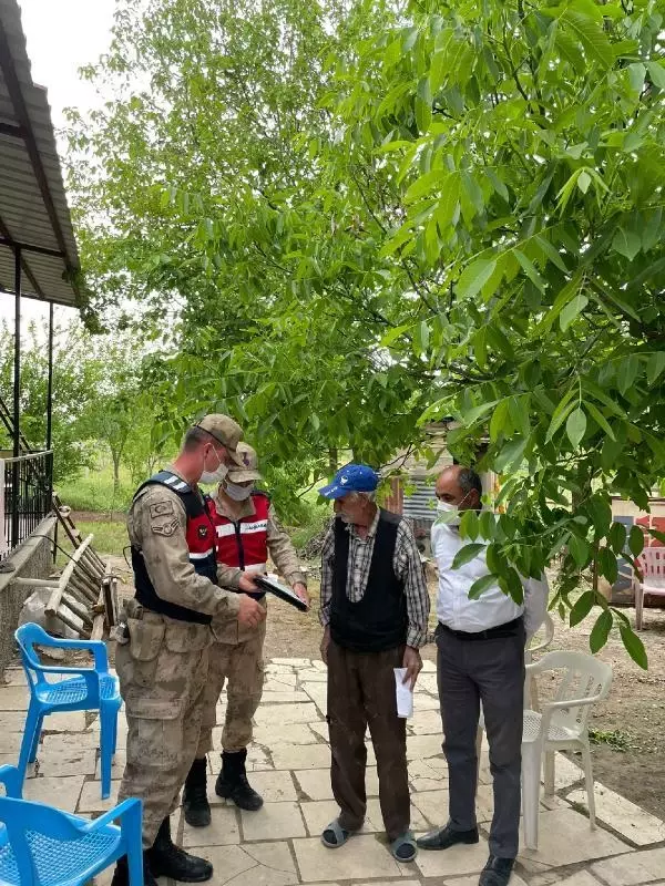 EMEKLİ MAAŞINI ÇALAN KADINLARI YAKALAYAN JANDARMAYA HARÇLIK VERMEK İSTEDİ EMEKLİ MAAŞINI ÇALAN KADINLARI YAKALAYAN JANDARMAYA HARÇLIK VERMEK İSTEDİ