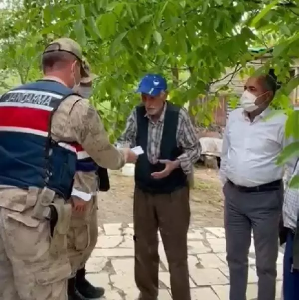 EMEKLİ MAAŞINI ÇALAN KADINLARI YAKALAYAN JANDARMAYA HARÇLIK VERMEK İSTEDİ EMEKLİ MAAŞINI ÇALAN KADINLARI YAKALAYAN JANDARMAYA HARÇLIK VERMEK İSTEDİ
