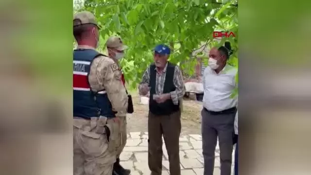 EMEKLİ MAAŞINI ÇALAN KADINLARI YAKALAYAN JANDARMAYA HARÇLIK VERMEK İSTEDİ EMEKLİ MAAŞINI ÇALAN KADINLARI YAKALAYAN JANDARMAYA HARÇLIK VERMEK İSTEDİ