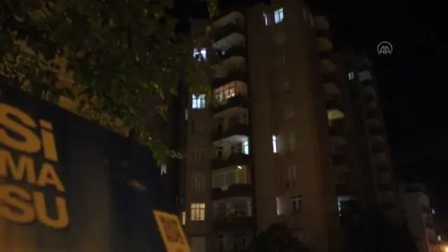 Evdeki eşyalarını sokağa atan alkollü kişi gözaltına alındı Evdeki eşyalarını sokağa atan alkollü kişi gözaltına alındı