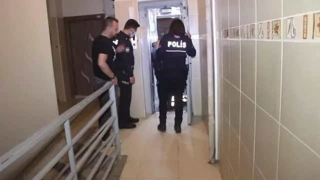 Evdeki eşyalarını sokağa atan alkollü kişi gözaltına alındı