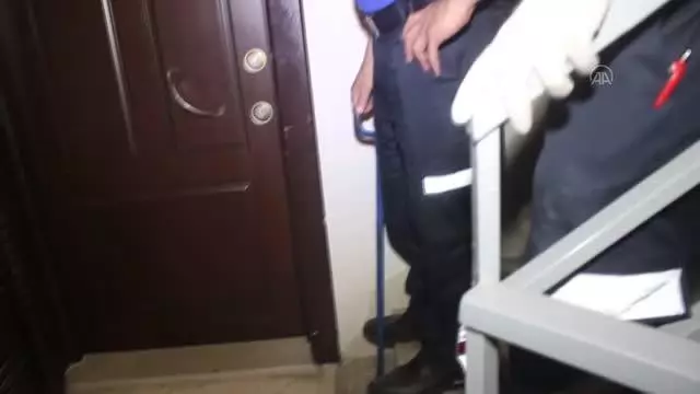 Evdeki eşyalarını sokağa atan alkollü kişi gözaltına alındı
