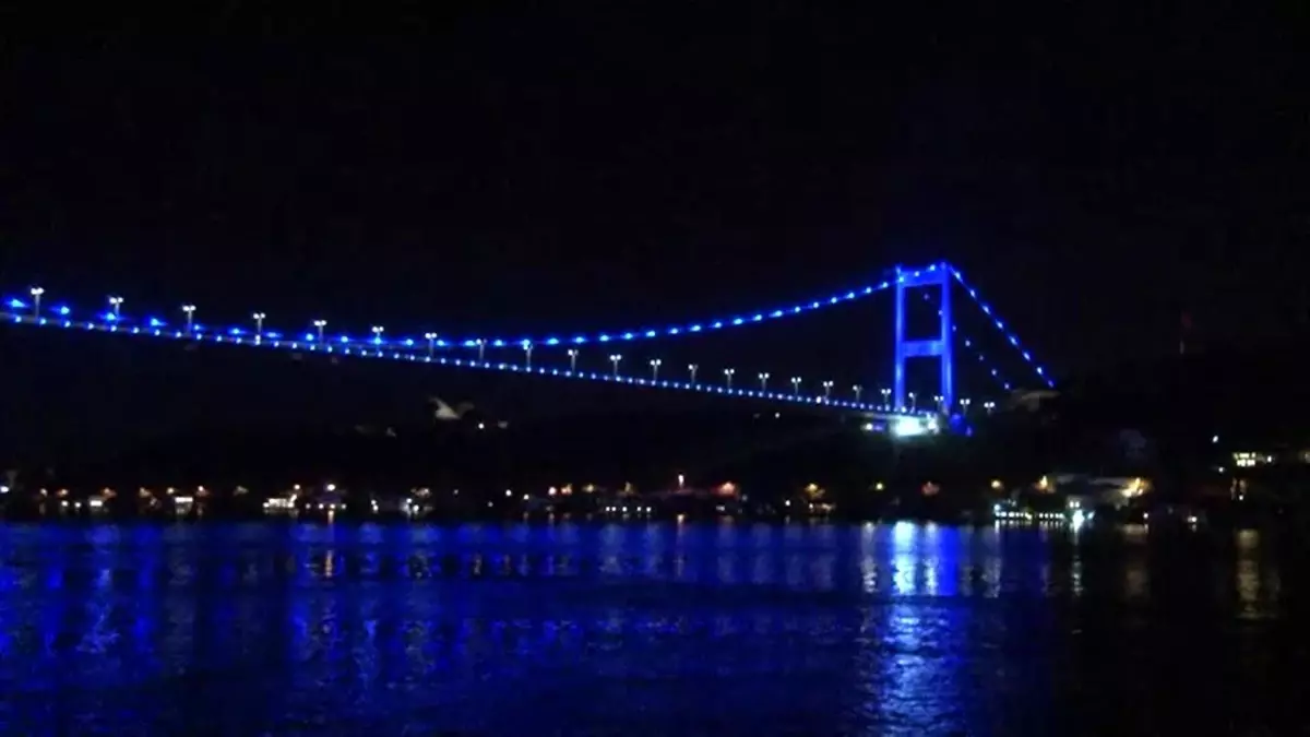Köprüleri 'Engelliler Haftası' için mavi renkle aydınlatıldı (2)