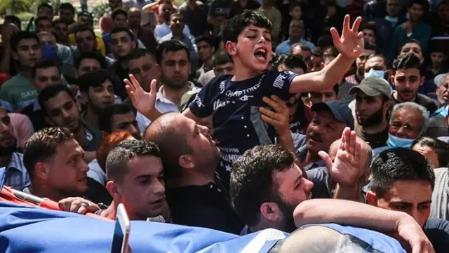 Filistinli küçük çocuğun İsrail'in katlettiği babasına vedası yürekleri dağladı Filistinli küçük çocuğun İsrail'in katlettiği babasına vedası yürekleri dağladı