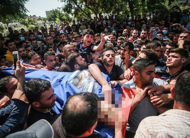Filistinli küçük çocuğun şehit olan babasına vedası yürekleri dağladı Filistinli küçük çocuğun şehit olan babasına vedası yürekleri dağladı