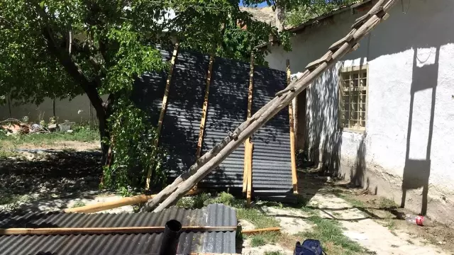 Son dakika haberleri | Fırtına şehit annesinin evinin çatısını uçurdu Son dakika haberleri | Fırtına şehit annesinin evinin çatısını uçurdu