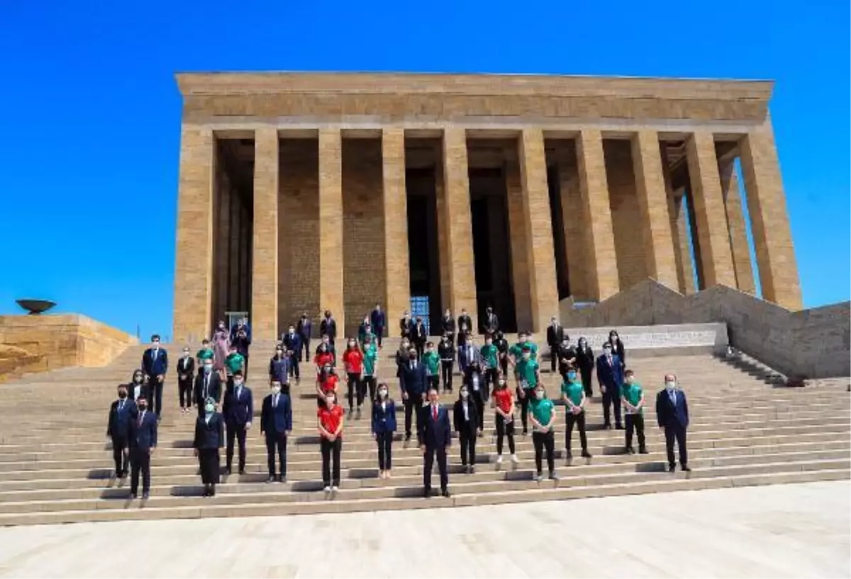 Gençlik ve Spor Bakanı Kasapoğlu, Anıtkabir'i ziyaret etti
