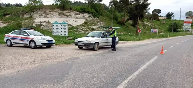 Gördes'te jandarma trafik ekiplerinden broşür Gördes'te jandarma trafik ekiplerinden broşür