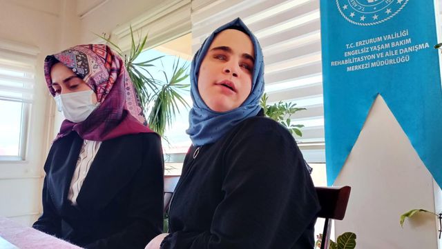 Görme engelli Berna Kuran'ı Kerim'i ezbere okuyor Görme engelli Berna Kuran'ı Kerim'i ezbere okuyor
