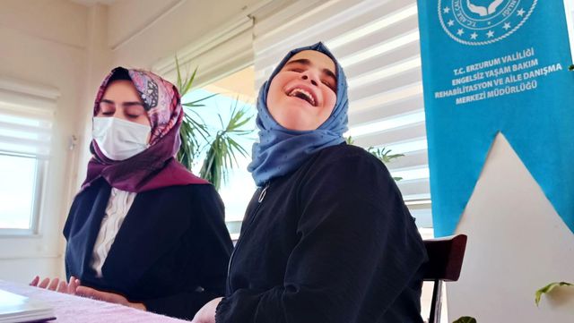 Görme engelli Berna Kuran'ı Kerim'i ezbere okuyor Görme engelli Berna Kuran'ı Kerim'i ezbere okuyor