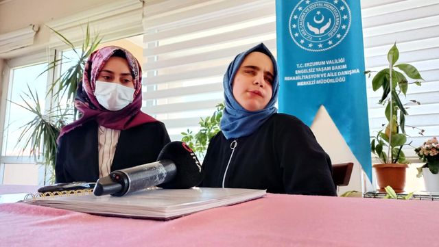Görme engelli Berna Kuran'ı Kerim'i ezbere okuyor Görme engelli Berna Kuran'ı Kerim'i ezbere okuyor
