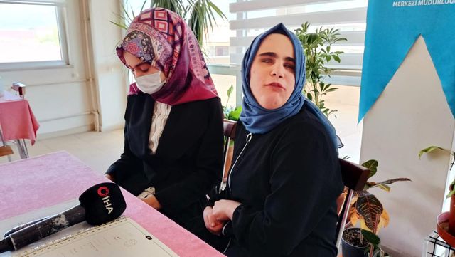 Görme engelli Berna Kuran'ı Kerim'i ezbere okuyor Görme engelli Berna Kuran'ı Kerim'i ezbere okuyor