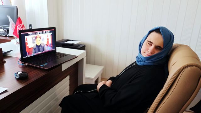 Görme engelli Berna Kuran'ı Kerim'i ezbere okuyor Görme engelli Berna Kuran'ı Kerim'i ezbere okuyor
