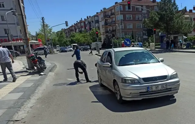 Hareket halindeyken çalan telefonu motosiklet sürücüsünü canından ediyordu...Kaza anı kameralara yansıdı Hareket halindeyken çalan telefonu motosiklet sürücüsünü canından ediyordu...Kaza anı kameralara yansıdı