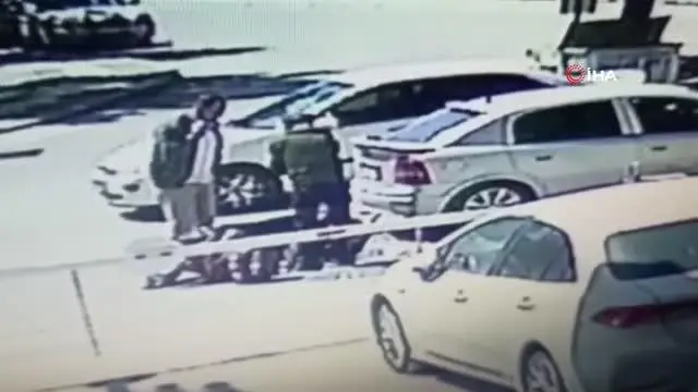 Hareket halindeyken çalan telefonu motosiklet sürücüsünü canından ediyordu...Kaza anı kameralara yansıdı Hareket halindeyken çalan telefonu motosiklet sürücüsünü canından ediyordu...Kaza anı kameralara yansıdı
