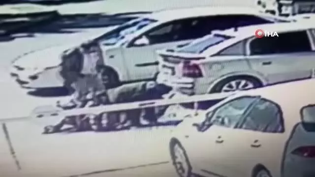 Hareket halindeyken çalan telefonu motosiklet sürücüsünü canından ediyordu...Kaza anı kameralara yansıdı Hareket halindeyken çalan telefonu motosiklet sürücüsünü canından ediyordu...Kaza anı kameralara yansıdı