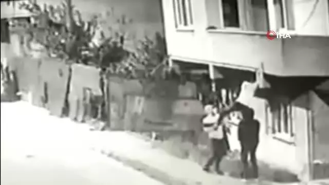 Hırsızlar balkona böyle tırmandı Hırsızlar balkona böyle tırmandı