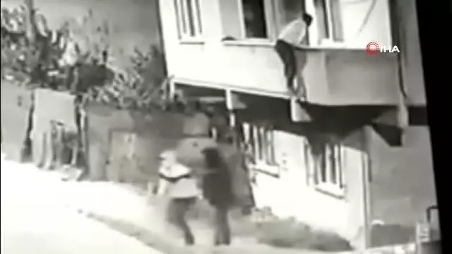Hırsızlar balkona böyle tırmandı Hırsızlar balkona böyle tırmandı