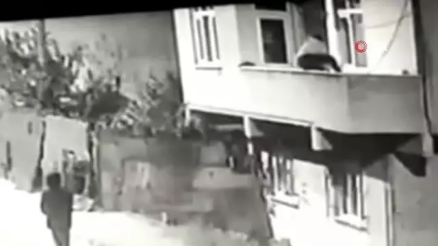 Hırsızlar balkona böyle tırmandı Hırsızlar balkona böyle tırmandı