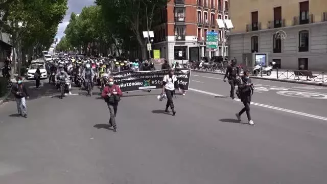 İspanya'da dijital platformlara çalışan kuryelere getirilen yeni düzenleme protesto edildi İspanya'da dijital platformlara çalışan kuryelere getirilen yeni düzenleme protesto edildi