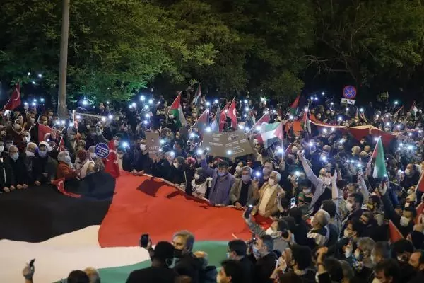 İsrail Büyükelçiliği önünde toplanıp, Mescid-i Aksa'ya yönelik saldırıları kınadılar İsrail Büyükelçiliği önünde toplanıp, Mescid-i Aksa'ya yönelik saldırıları kınadılar