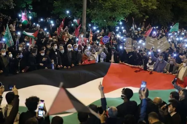 İsrail Büyükelçiliği önünde toplanıp, Mescid-i Aksa'ya yönelik saldırıları kınadılar İsrail Büyükelçiliği önünde toplanıp, Mescid-i Aksa'ya yönelik saldırıları kınadılar