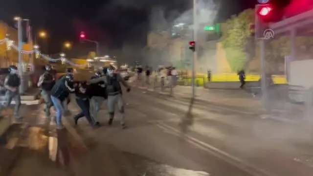 İsrail polisi, Mescid-i Aksa'da Filistinli gençlere saldırdı İsrail polisi, Mescid-i Aksa'da Filistinli gençlere saldırdı