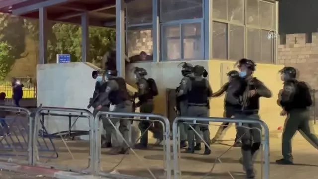 İsrail polisi, Mescid-i Aksa'da Filistinli gençlere saldırdı İsrail polisi, Mescid-i Aksa'da Filistinli gençlere saldırdı