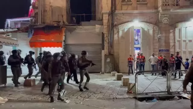 İsrail polisi, Mescid-i Aksa'da Filistinli gençlere saldırdı İsrail polisi, Mescid-i Aksa'da Filistinli gençlere saldırdı