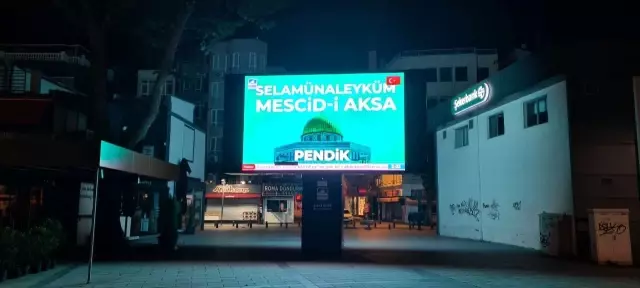 İstanbul'da dev ekranlardan Mescid-i Aksa'ya selam