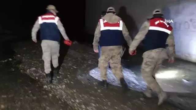 Kaçak avlanılan 200 kilo canlı balıklar tekrar suya bırakıldı Kaçak avlanılan 200 kilo canlı balıklar tekrar suya bırakıldı