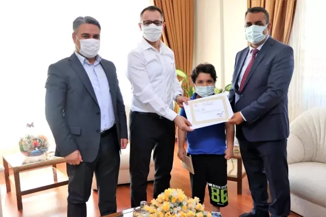 Kaymakam Koç, başarılı idareciyi evinde ziyaret ederek ödüllendirdi Kaymakam Koç, başarılı idareciyi evinde ziyaret ederek ödüllendirdi