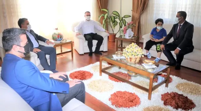 Kaymakam Koç, başarılı idareciyi evinde ziyaret ederek ödüllendirdi Kaymakam Koç, başarılı idareciyi evinde ziyaret ederek ödüllendirdi