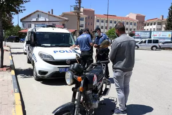 Keşan'da sürücüler denetlendi, 'e-Devlet izin belgesi' hatırlatıldı Keşan'da sürücüler denetlendi, 'e-Devlet izin belgesi' hatırlatıldı