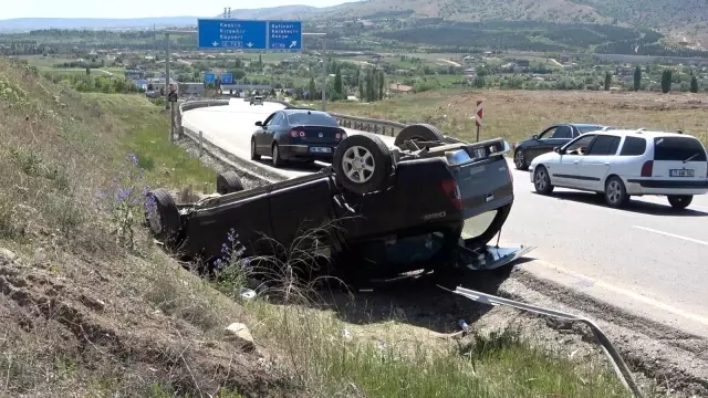 - Kontrolden çıkan cip şarampole ters devrildi, 2 yaralı - Kontrolden çıkan cip şarampole ters devrildi, 2 yaralı