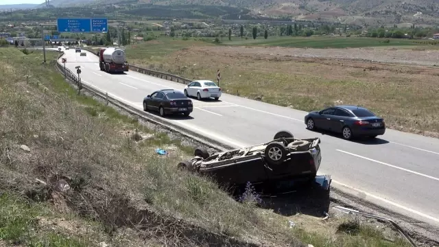 - Kontrolden çıkan cip şarampole ters devrildi, 2 yaralı - Kontrolden çıkan cip şarampole ters devrildi, 2 yaralı