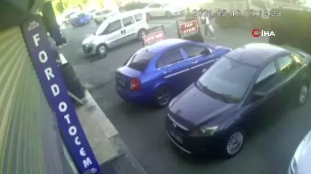 Küçükçekmece 4 aracın karıştığı zincirleme kaza kamerada Küçükçekmece 4 aracın karıştığı zincirleme kaza kamerada