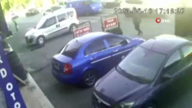 Küçükçekmece 4 aracın karıştığı zincirleme kaza kamerada Küçükçekmece 4 aracın karıştığı zincirleme kaza kamerada