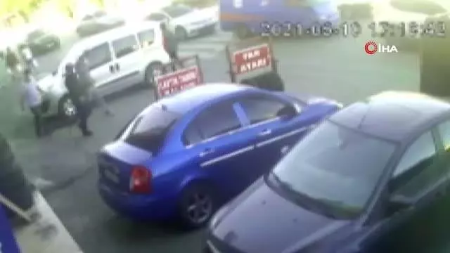 Küçükçekmece 4 aracın karıştığı zincirleme kaza kamerada Küçükçekmece 4 aracın karıştığı zincirleme kaza kamerada